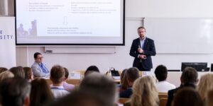 Institucionální akreditace, role garantů programů a studující jako partneři. Co se řešilo na konferenci o kvalitě vysokých škol | Universitas